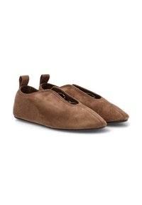 Zapatos de ante marrón tipo slip-on con punta afilada y detalle de elástico en los cordones. Presenta lengüetas en el talón para facilitar el uso.