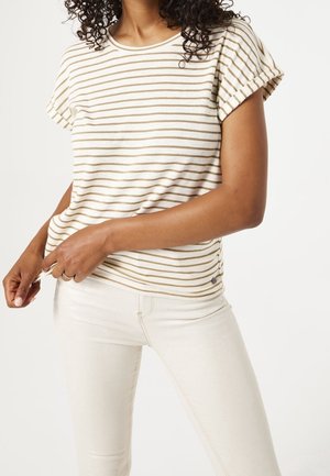 Kremowy T-shirt z krótkim rękawem, ozdobiony cienkimi, poziomymi złotymi paskami. Miękki materiał o luźnym kroju z podwiniętymi mankietami, zestawiony z jasnymi dżinsami.