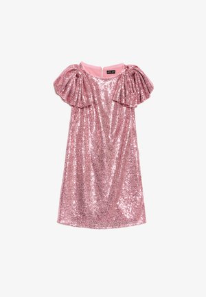 Ružové trblietavé krátke šaty s volánovými nafúknutými rukávmi a okrúhlym výstrihom, položené na bielom pozadí.