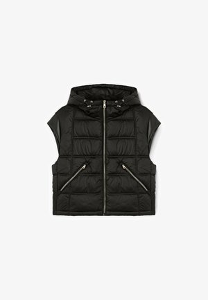 Gilet imbottito nero con cappuccio, dotato di chiusura lampo frontale, due tasche con zip e maniche corte. Realizzato in un tessuto liscio e lucido con motivo trapuntato.