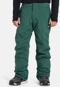 Grüne wasserdichte Schneehosen mit geradem Schnitt, zwei Knöpfen am Bund und einem kleinen Logo-Patch. Verfügt über einen verstellbaren Bund und verstärkte Säume.