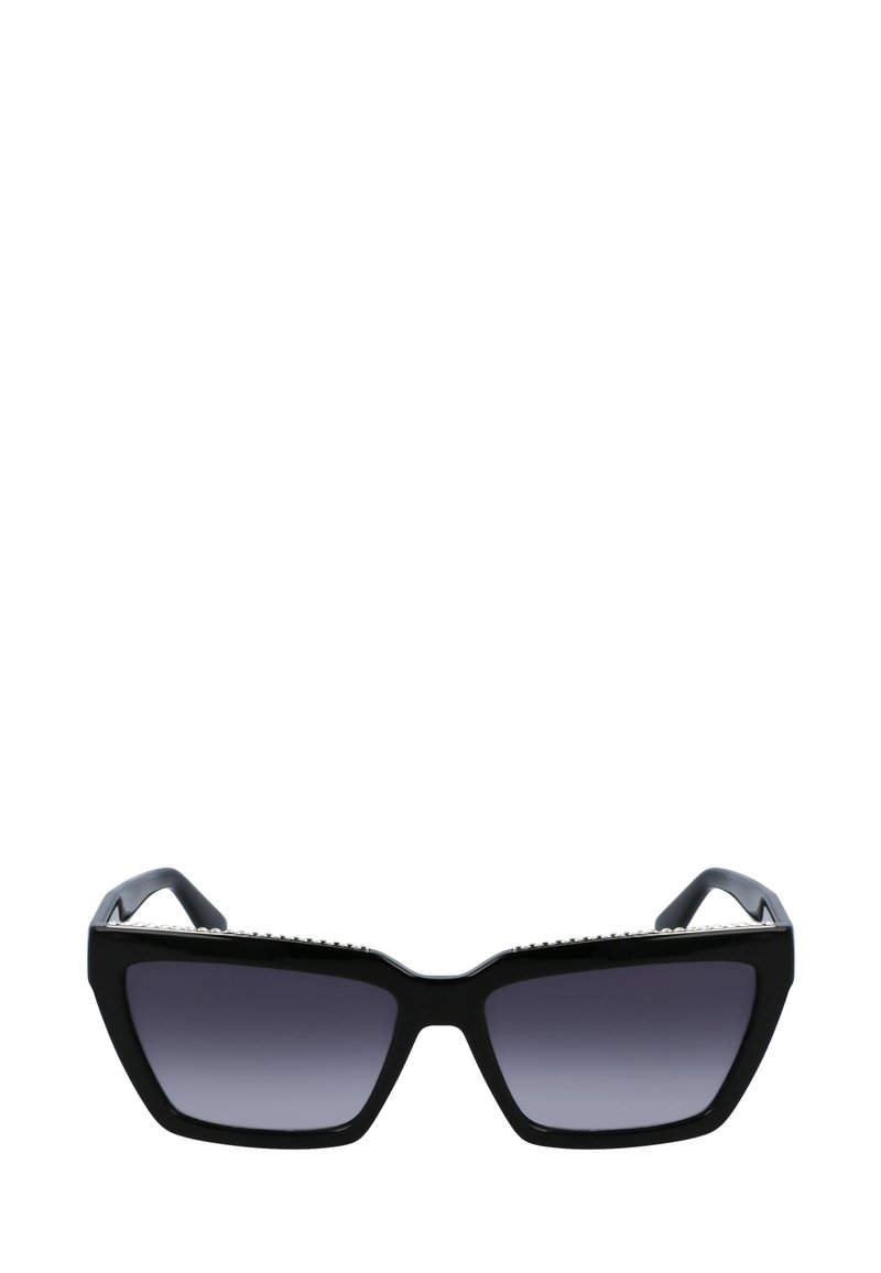 Ochelari de soare negri, cu un design unghiular și lentile de culoare gri gradient. Au un accent argintiu de-a lungul părții superioare a ramei. Textură din plastic neted, cu brațe rezistente.