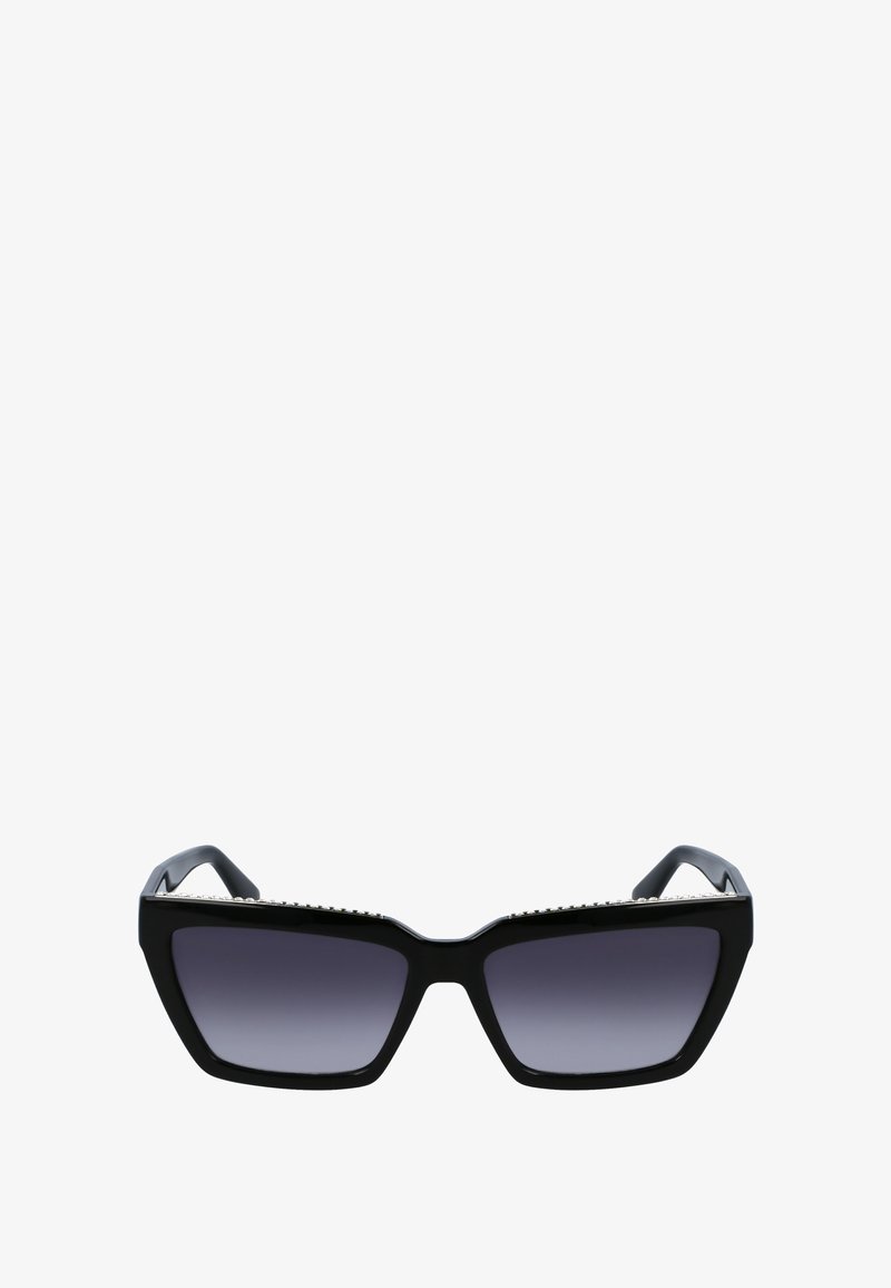 Gafas de sol negras con forma angular y lentes grises degradados. Presenta un acento plateado a lo largo de la parte superior del marco. Textura de plástico suave, brazos resistentes.