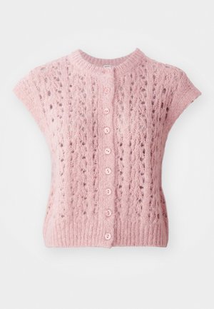 Šviesiai rožinė megzta liemenė su apvaliu kaklu, trumpomis rankovėmis ir mygtukų užsegimu, kuriame šeši rožiniai mygtukai ir nėriniuoti raštai.