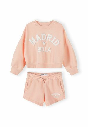 Sweat-shirt court couleur pêche avec le texte "Madrid Bella" et shorts assortis à taille élastique avec cordon de serrage et poches latérales.