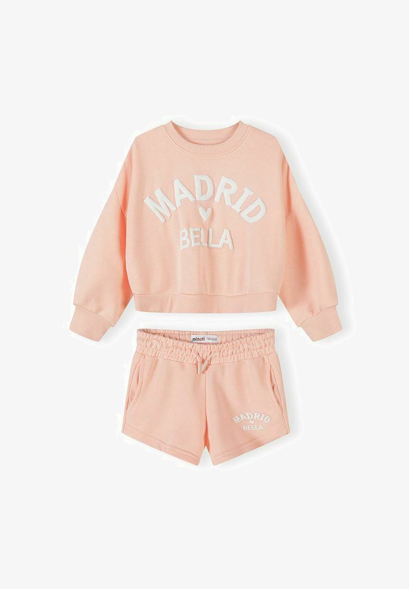 Sweat-shirt court couleur pêche avec le texte "Madrid Bella" et shorts assortis à taille élastique avec cordon de serrage et poches latérales.