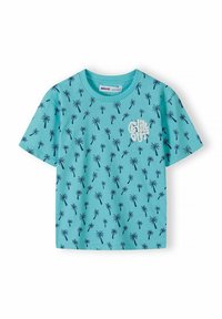 Camiseta de manga corta azul con estampado de palmeras oscuras y el texto "Chill Out" en el lado izquierdo del pecho.