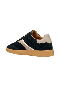 Sneakers in suede verde scuro con accenti beige e suola in gomma texturizzata. Presentano due strisce beige e un colletto imbottito.
