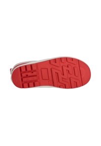 Semelle en caoutchouc rouge avec un motif de relief texturé, présentant des côtés blancs et une finition lisse. Les accents incluent un logo en relief et une forme distinctive.