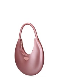 Roze, glanzende handtas met een gebogen, ovale vorm. Soepele textuur, met een handvat aan de bovenkant en een kleine ritssluiting. Subtiel merkteken.