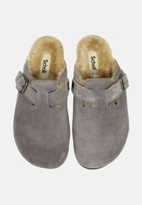 Zoccoli in pelle scamosciata grigia con fodera in pelliccia sintetica, caratterizzati da una fibbia laterale e design con retro aperto. Texture esterna liscia con imbottitura interna morbida.