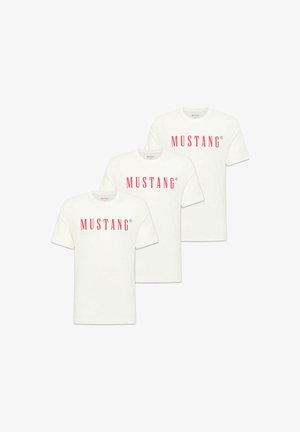 Drei weiße Baumwoll-T-Shirts mit kurzen Ärmeln, versehen mit kräftigem roten "MUSTANG"-Schriftzug auf der Vorderseite. Einfaches Design mit Rundhalsausschnitt.
