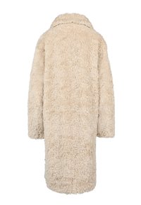 Beige nepbontjas met een zachte, tekstuurrijke buitenkant, ruime mouwen en een gekartelde kraag, met een knielange silouet en geen zichtbare sluitingen.