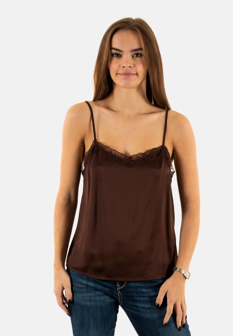 Camisole in satin marrone con dettaglio in pizzo, dotata di spalline sottili e regolabili, e una vestibilità ampia, abbinata a jeans blu.