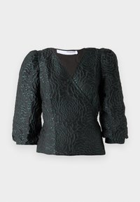 Černý top s texturovaným květinovým vzorem, zavinovací design a nabírané rukávy. Vyrobený z lesklého materiálu s tmavě modrými akcenty.