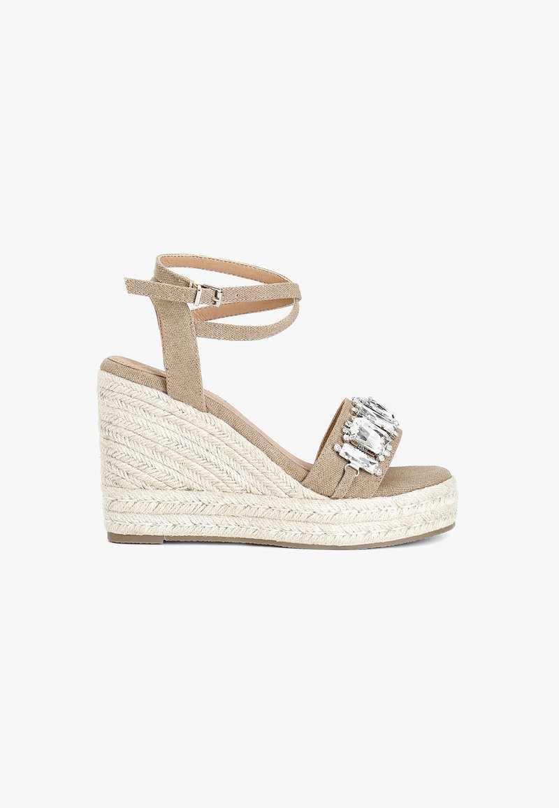 Beige espadrille wedge sandaal met een bovenwerk van textuurstof, enkelbandje en versierde teband met heldere steentjes en een gevlochten juten zool.