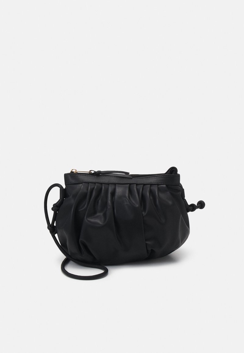 Borsa nera in pelle con un design arricciato, forma curva e chiusura con zip. Presenta una tracolla removibile e dettagli arrotondati. Texture liscia.