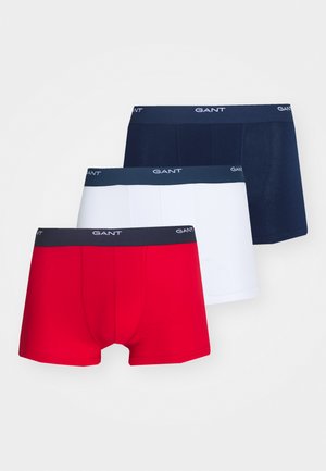 Drei Paare Boxershorts: rot, weiß und marineblau. Hergestellt aus weichem Stoff, ausgestattet mit einem flexiblen Bund mit "GANT"-Logo.