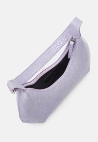 Lila handväska i krokodilprägling med dragkedja, bred rem och svart innertyg.