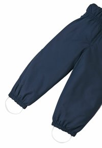 Pantaloni impermeabili blu navy con polsini e vita elasticizzati, caratterizzati da cuciture decorative e due aperture laterali.