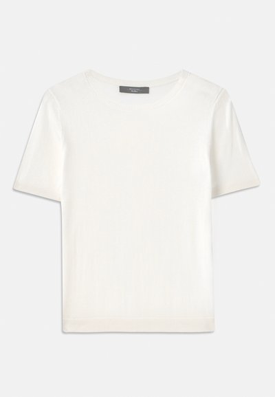 Baltas trumpas rankovėmis megztinis su apvaliu kaklu, pasižymintis lygia tekstūra ir subtiliais raštuotais akcentais rankovėse bei apykaulyje.