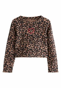 Pikad varrukad, lühike leopardimusteriga topp, millel on ribakude ja väike punane süda tikandina kesk rinnal.