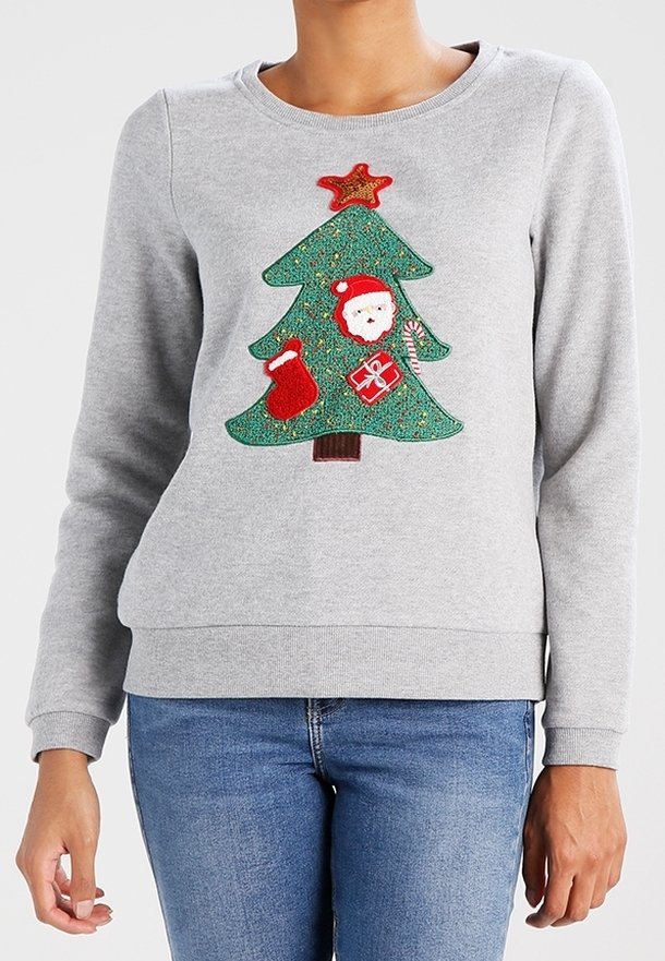 Sweat-shirt gris avec un sapin de Noël vert, décoré d'une étoile rouge, d'un visage du Père Noël, d'une chaussette, d'un cadeau et de patchs de bonhomme en sucre d'orge.
