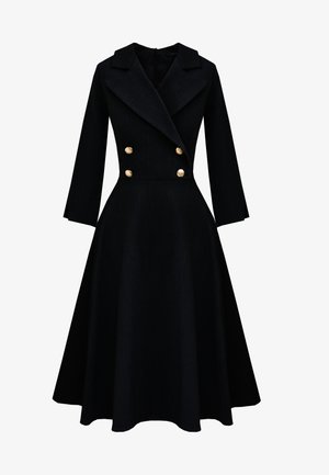 Czarna sukienka dżinsowa z podwójnym zapięciem, złotymi guzikami, kołnierzem szalowym i długimi rękawami. Rozkloszowana spódnica sięgająca do połowy łydki.