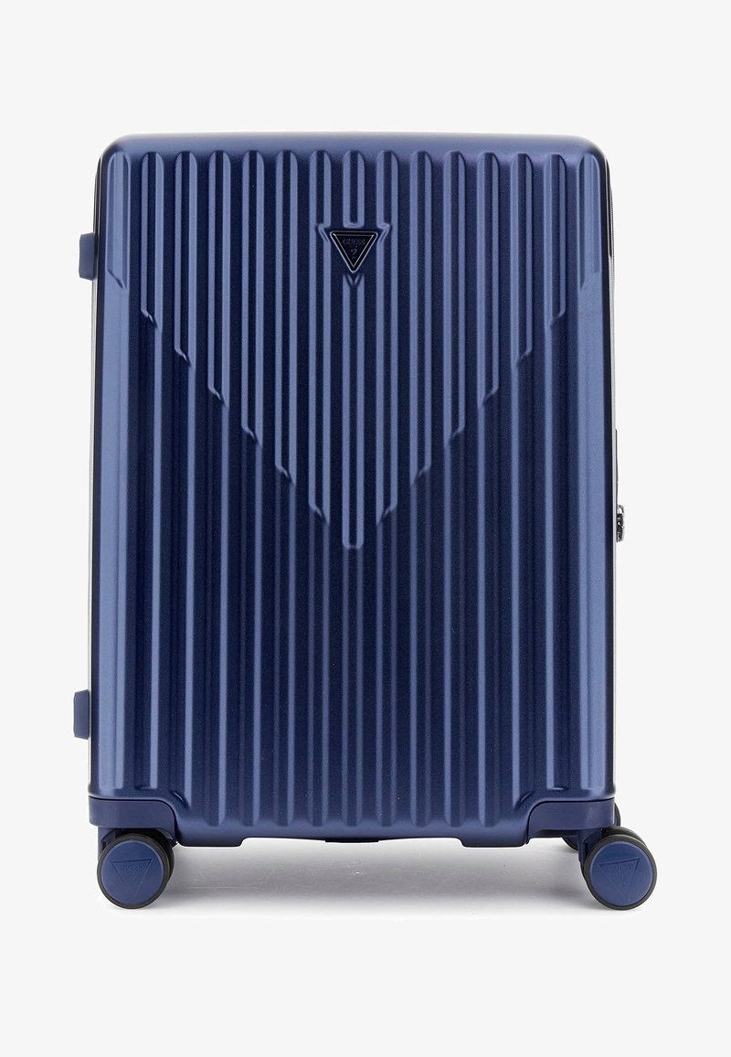 Marinefarbener Hartschalenkoffer mit vertikalen Rillen, glatter Textur, Logo-Akzent und vier Rollen für Mobilität. Frontansicht.