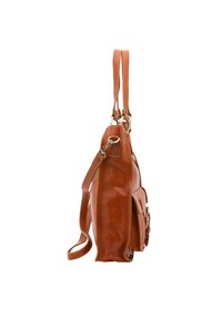 Bruine leren handtas met een gestructureerd oppervlak, dubbele schouderbanden en een voorvak met metalen hardware. Compacte rechthoekige vorm.