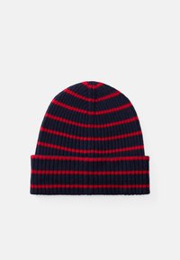 Gorro de malha em azul-marinho com riscas horizontais vermelhas. Apresenta uma textura canelada e uma aba virada para cima. Mede aproximadamente 24 cm de altura.