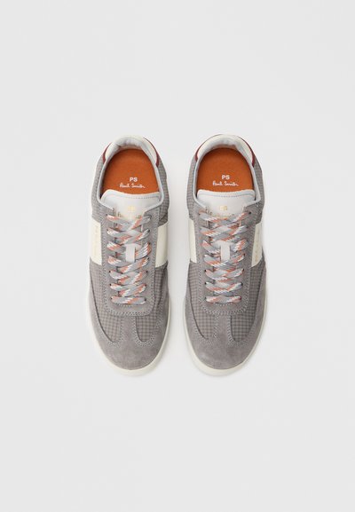 Zapatillas de ante gris con acabado texturizado, rayas laterales blancas y cordones multicolores, con cuello acolchado y plantilla naranja.