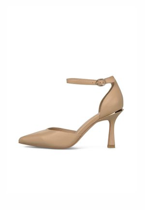 Zapato de tacón alto beige con punta puntiaguda, correa en el tobillo con hebilla plateada, tacón de aguja delgado y acabado en cuero liso.