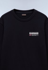 Sort sweatshirt i bomuldsblanding med rund hals og lange ærmer. Bemærkelsesværdige detaljer inkluderer et logo-patch på brystet med tekst og flagdesign.
