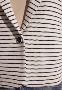 Swetrowa marynarka z dekoltem w serek, w czarno-białe poziome paski, z pojedynczym czarnym guzikiem i teksturowanym materiałem.