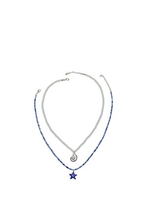 Dvostruke ogrlice s perlanim lancima; jedna bijela s privjeskom u obliku srebrnog vijuga, druga plava s privjeskom u obliku plave zvijezde.