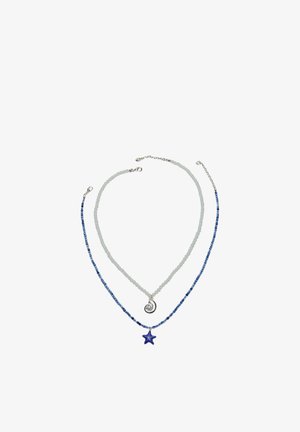 Dvojvrstvové náhrdelníky s korálkovými retiazkami; jeden biely so strieborným príveskom v tvare špirály, druhý modrý s modrým príveskom v tvare hviezdy.
