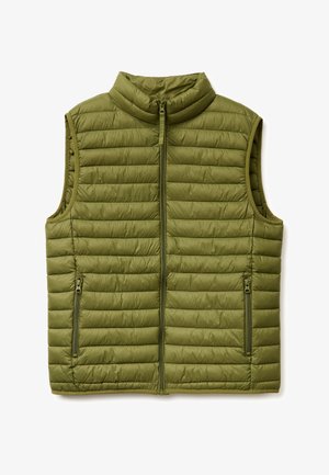 Bezrękawnik pikowany w kolorze oliwkowym, z wysokim kołnierzem, zamkiem błyskawicznym z przodu i dwoma zasuwanymi kieszeniami po bokach, ułożony na płasko na białym tle.