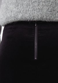 comma KURZER  - Gonna a tubino - schwarz