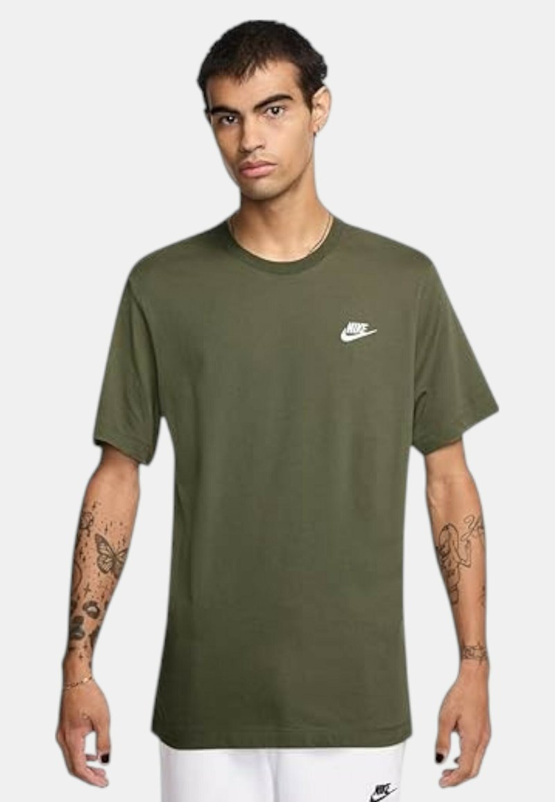 T-shirt Nike verde oliva con collo rotondo, maniche corte e logo Nike bianco sul lato sinistro del petto. Tessuto di cotone morbido, vestibilità comoda.