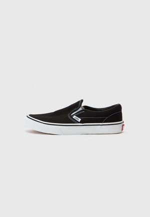 Czarny sneaker Vans slip-on z białą podeszwą i przeszyciami, widziany z boku na jasnym jednolitym tle.