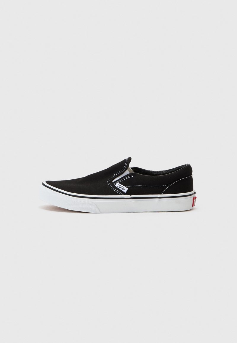 Baskets Vans noires slip-on avec semelle et coutures blanches, vues de côté sur un fond clair uni.
