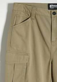 Beżowe szorty cargo wykonane z trwałego materiału bawełnianego, z wieloma kieszeniami, gładką teksturą i zapięciem na guzik w pasie.