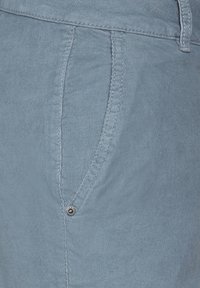 Lichtblauwe corduroy broek met een gladde textuur en zichtbare stiksels, voorzien van een voorzak en een decoratieve metalen knoopdetail.