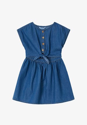 Abito in denim con maniche corte, presenta bottoni lungo la parte anteriore, una vita strizzata con un fiocco e una gonna svasata. Il colore è blu medio.