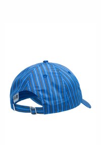 Cappellino a righe blu con linee nere e bianche a contrasto, cinturino regolabile, visiera curvata e dettagli cuciti su un tessuto liscio.