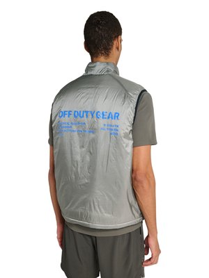 Mann trägt graue ärmellose Weste mit blauem Text "OFF DUTY GEAR" auf dem Rücken, über grauem kurzärmligen Shirt und dunklen Shorts, mit dem Rücken zur Kamera.
