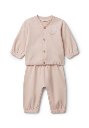 Weiches rosa Babyoutfit mit langärmligem, knöpfbarem Oberteil, das ein kleines Kaninchen und ein "benetton" Herzmotiv zeigt, kombiniert mit passenden Hose mit elastischem Bund.