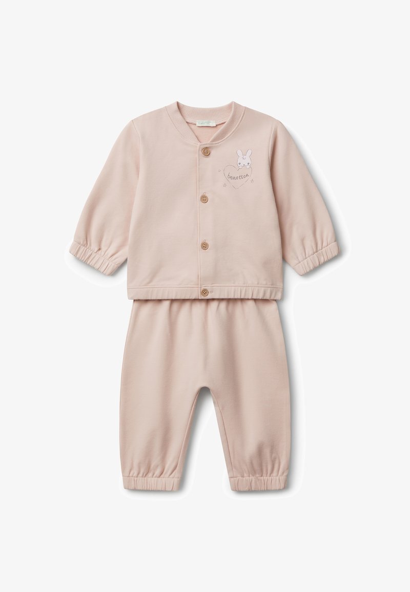 Ensemble pour bébé rose clair comprenant un haut à manches longues avec boutons orné d'un petit lapin et du cœur "benetton", accompagné d'un pantalon à taille élastique assorti.