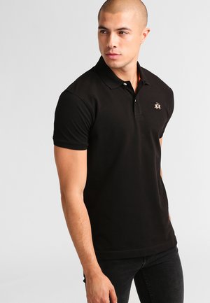 Polo nero in cotone, con colletto, maniche corte e un piccolo design ricamato sul petto. Texture liscia.